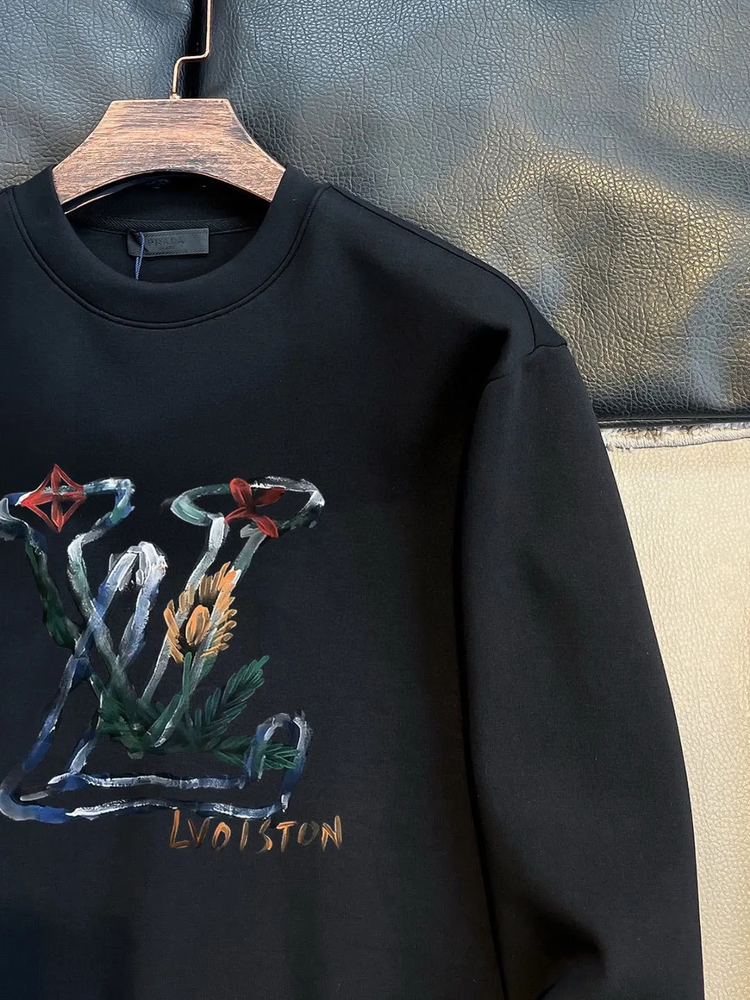 🅿️220 brand [LV Louis Vuitton] (good news for fat people) 2025ss autumn latest long-sleeved round-neck sweatshirt, on sale simultaneously on the official website. Refreshing and breathable. Made of top Tencel Roman. Comfortable and soft. 3D three-dimensional clarity. Super fashion sense. Great for gifting and keeping for yourself. Size: M-5XL (can wear up to 220 pounds)